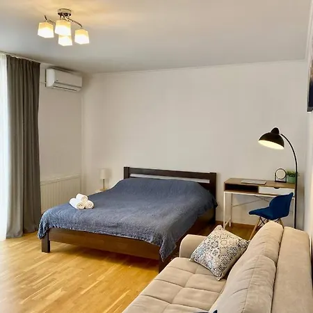 Cozy Apartment Next To The Park Ternopil Exterior photo