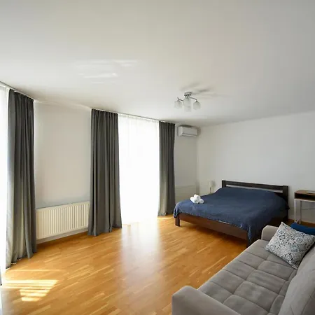 Cozy Apartment Next To The Park Ternopil Exterior photo