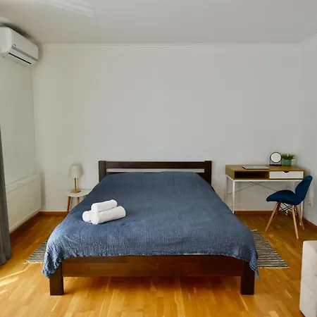 Cozy Apartment Next To The Park Ternopil Exterior photo