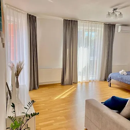 Cozy Apartment Next To The Park Ternopil Exterior photo